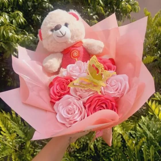 Buquê com Urso | Buquê 7 Rosas de cetim com ursinho