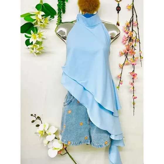 T124 Blusa sem mangas de gola alta com um elegante design assimétrico com babados.
