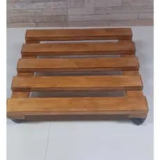 Suporte de Vasos Plantas em Madeira de 35x35 cm e  7,5 cm de altura com rodízio giratório reforçado