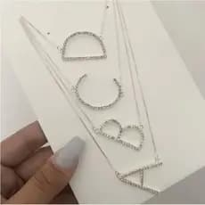 Colar Feminino Pingente de Letra Inicial Cravejada Folheado a Prata 925