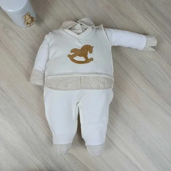 Macacão Bebê Cavalinho Menino com Bordado Delicado