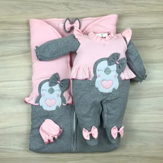 Saída Maternidade Para Menina Pinguim Rosa com Saco De Dormir