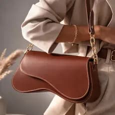 Bolsa Feminina Média Espaçosa Detalhes Dourado Baguete Moderna