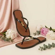 Rasteirinha com laço dourado na correia, ideal para combinar com vestidos, shorts e saias leves