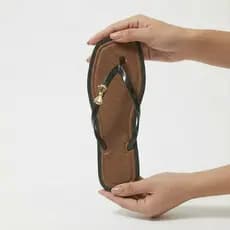 Chinelo rasteirinha feminino com laço dourado, perfeito para looks delicados, modernos e elegantes