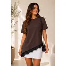 Blusa Feminina T-shirt Assimétrica com Renda Barra Diagonal Manga Curta Preta e Chocolate