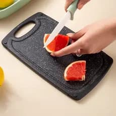 Tábua de Corte 25x14,5cm Antiderrapante Preta Ideal para Cozinha Compacta e Preparos Diários