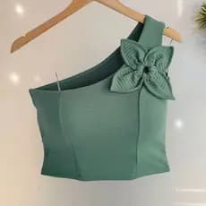 Top Cropped Mula Um Ombro So Com Detalhe Flor Estilosa