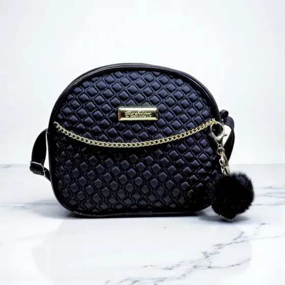 Bolsa Feminina Transversal Oval Matelassê c/ Corrente e Pompom Luxo Moda Lançamento
