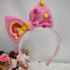 arco tiara rosa fita pespontado com laço em pé e aplique arco íris