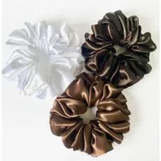 Kit 3 scrunchies cetim marrom preto e branco xuxinha para cabelo antifrizz tamanho grande
