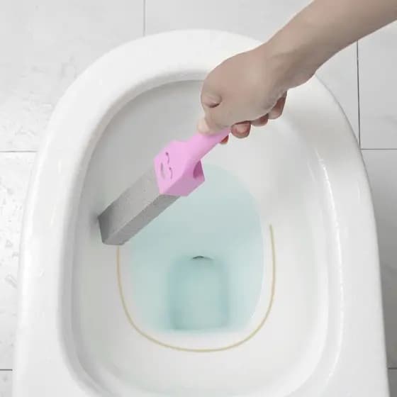 O anel de limpeza para vaso sanitário pode remover manchas amarelas, a escova de limpeza não deixa pontos mortos e é uma