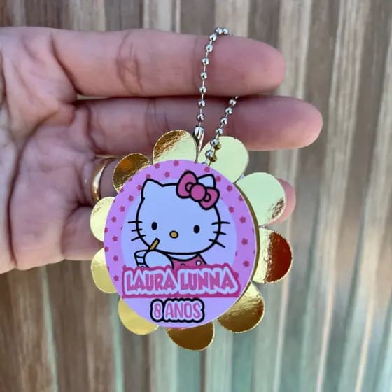 TAG APLIQUE com efeito 3d e correntinha na cor níquel no tema Hello Kitty- ESCOLHA SEU TEMA.