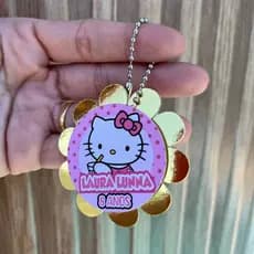TAG APLIQUE com efeito 3d e correntinha na cor níquel no tema Hello Kitty- ESCOLHA SEU TEMA.