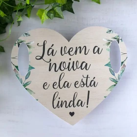 Placa Decorativa Casamento Coraçao Lá vem a noiva e ela está linda