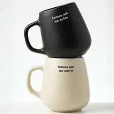 Caneca Artesanal Oval Dia dos Namorados Casal Cerâmica Presente Romântico