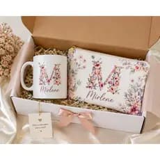 Kit Floral Personalizado com Nome –Caneca + Necessaire Feminina com Inicial + Nome | Presente Delicado