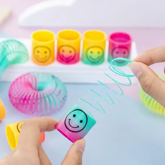 Pacote Com 10 Brinquedos Coloridos De Bobina De Mola Para Crianças Divertidos Arco-Íris Elástica Mini Sorriso Rosto Anéi
