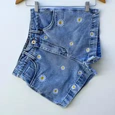 Short jeans feminino cintura alta bordado margarida