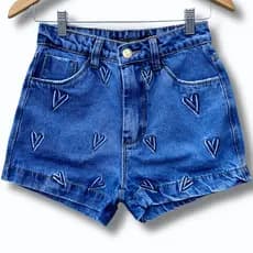 Short jeans feminino cintura alta bordado de coração