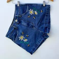 Short jeans feminino cintura alta bordado abelha