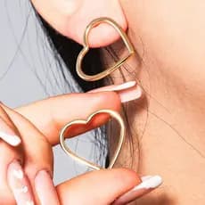 Brinco Coração Vazado Médio Feminino Banhado a Ouro Design Moderno Elegante e Leve Para Festas Casamentos e Dia a Dia