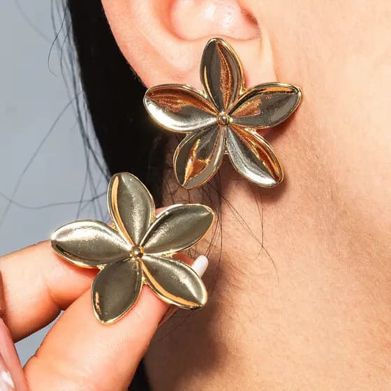 Brinco Flor Grande 5 Pétalas Feminino Banhado a Ouro Design Sofisticado Delicado Acessório Elegante Casamentos Festas