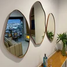 Kit 3 Espelhos Decorativos Orgânicos com Moldura em Couro Caramelo – Moldura Caramelo para Sala Hall
