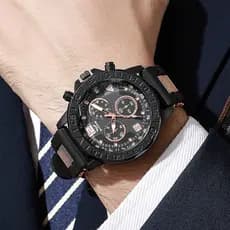 Relógio masculino desportivo tático preto e dourado com pulseira de silicone.