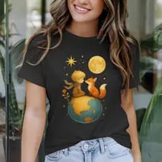 T-Shirt Feminina O Pequeno Principe E Raposa No Planeta Com Estrelas E Lua Cheia Estilo Poético