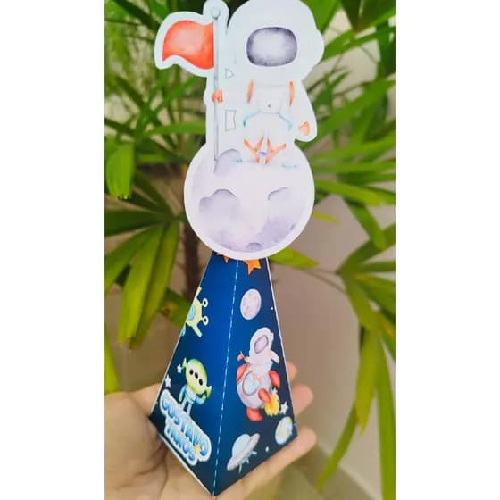 CAIXA PIRÂMEDE PERSONALIZADA TEMA ASTRONAUTA, LEMBRANÇA DE ANIVERSÁRIO, FUNDO ESPACIALAZUL MARINHO