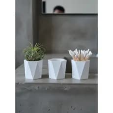 kit com até 8 Mini vasinho multifacetado branco para decoração de interiores e organização de pequenos itens