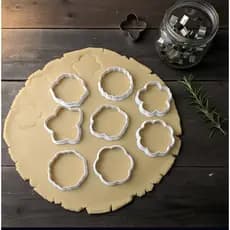 Kit com até 8 Cortadores de Biscoito Plástico Formato Flores e Bordas Onduladas para Confeitaria