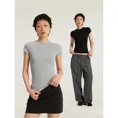 Roupas femininas folga Bottoming primavera verão camisa feminina esportes cintura manga curta ombro olhar em torno do pe
