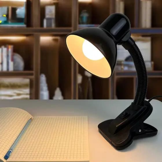 Luminária de Mesa com Garra Articulável Iluminação Direcionável
