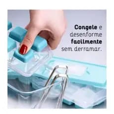 Forma de Gelo com Tampa Enche Fácil Base em Silicone Papinha Drinks Agua de Coco Plasvale