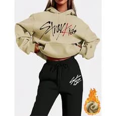 CONJUTO CALÇA E MOLETOM CANGURU FLANELADO COM CAPUZ E BOLSO ESTAMPADO MODA K-POP BANDA STRAY KIDS