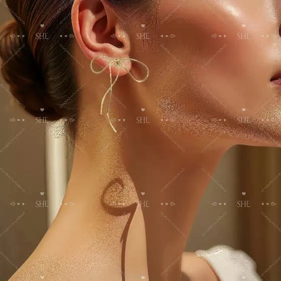 A&L - Um Par De Brincos Em Forma De Laço, Em Ouro E Prata, Com Linhas Em 3D.