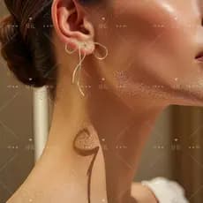A&L - Um Par De Brincos Em Forma De Laço, Em Ouro E Prata, Com Linhas Em 3D.