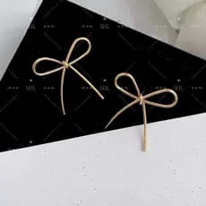 A&L - Brincos minimalistas de laço metálico, um acessório elegante em dourado e prateado.