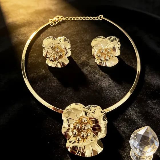A&L - Conjunto de colar e brincos de metal rígido com estampa floral texturizada