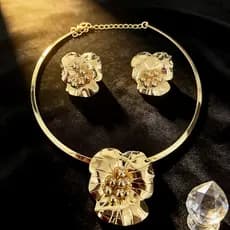 A&L - Conjunto de colar e brincos de metal rígido com estampa floral texturizada