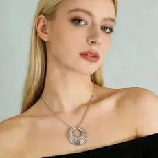 A&L - Um Conjunto De Brincos E Colar Com Um Design Vazado Em Forma De C, Feito De Ouro E Prata.