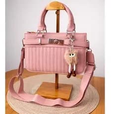 Bolsa Feminina Transversal Preta Texturizada Com Chaveiro Pompom De Bichinho E Alça Regulável Moderna