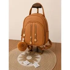 Mochila Feminina Casual Elegante – Couro Sintético com Pingente | Moda e Praticidade