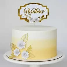 Topo de Bolo “Parabéns” com Flores Brancas e Folhagens Douradas – Papelaria Personalizada – Topper Luxo para Bolo