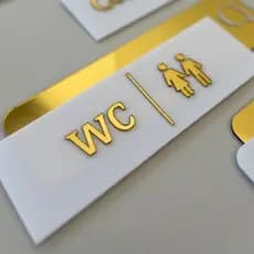 Placa Sinalização Banheiro Consultório WC Personalizado Em Acrílico Espelhado Para Escritório