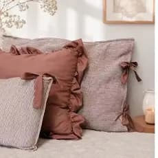 Kit decorativo para cama com babado e laço Premium.