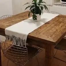 Trilho de Mesa Farmhouse com Babado Listrado | Mesa Posta Elegante em Linho Misto | Decoração Rústica Chic