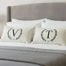 Capa de Almofada Baguete Decorativa com Letra Personalizada | 3 Estilos Diferentes na Cor Preto